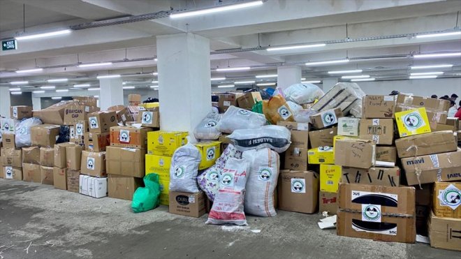 Erzurum ve Ardahan'dan deprem bölgesine 10 tır yardım malzemesi gönderildi