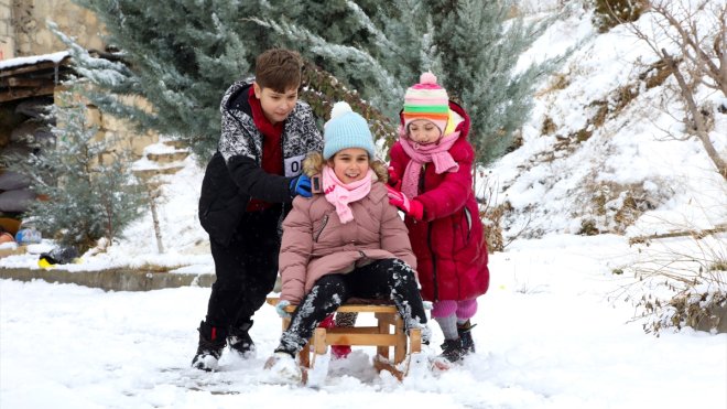 Gaziantep ve çevre illerinde kar yağışı etkisini sürdürüyor