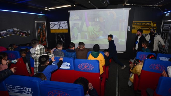 "Gezen Sinema" çocuklar için deprem bölgesinde