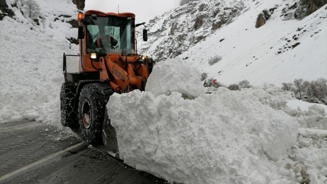 Çığ nedeniyle kapanan Hakkari-Çukurca kara yolu açıldı