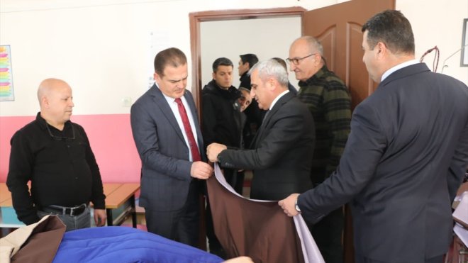 Hakkari'de depremzedeler için 570 uyku tulumu dikildi