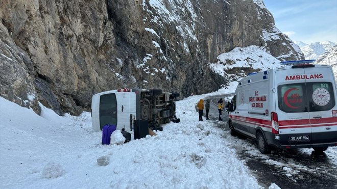 Hakkari'de devrilen minibüste 6 kişi yaralandı