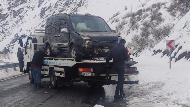 Hakkari'de kontrolden çıkan aracın sürücüsü yaralandı