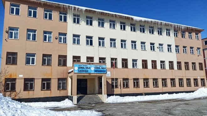 Hakkari'de risk taşıyan 3 okul tahliye edildi, öğrenciler başka okullara nakledildi