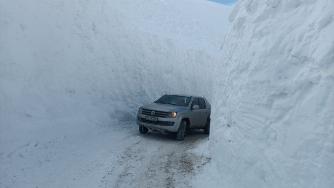 Hakkari'de yer yer 5 metre karın bulunduğu üs bölgesinin yolu açıldı