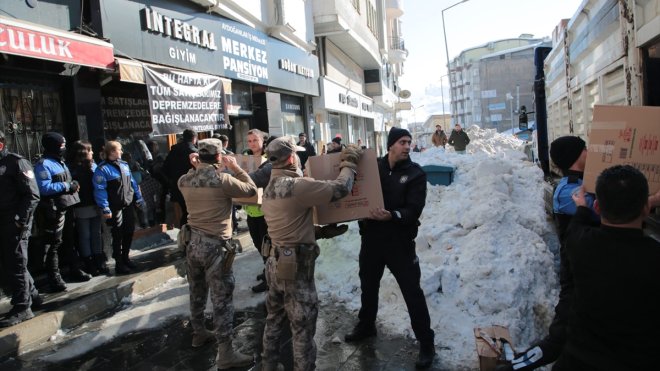 Hakkari'den deprem bölgesine yardımlar sürüyor