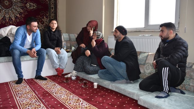 Depremde evleri yıkılan 9 kişilik Malatyalı aile Hakkari'ye geldi