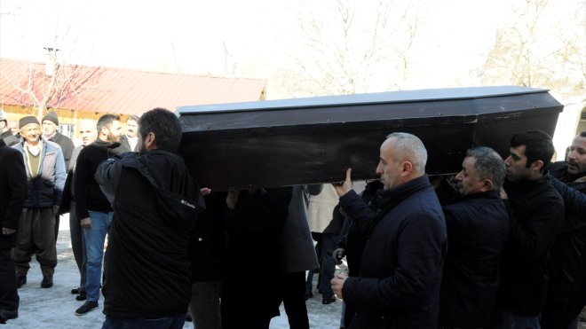 Depremde hayatını kaybeden aile Çukurca'da toprağa verildi