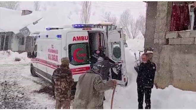 HAKKARİ - Kardan yolu kapanan köyde rahatsızlanan çocuk hastaneye ulaştırıldı1