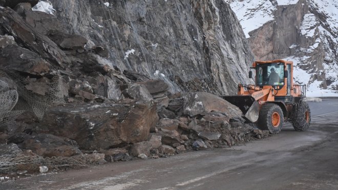 HAKKARİ - Kaya parçaları nedeniyle kapanan kara yolu açıldı1