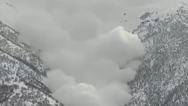 Şemdinli'de çığ düşme anı elektrik arıza ekiplerince cep telefonuyla görüntülendi