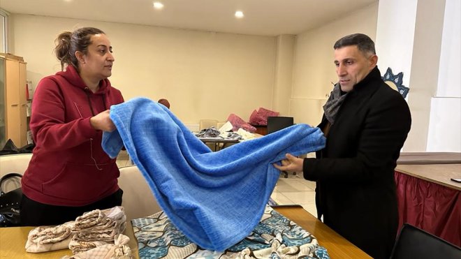Şemdinli'de gönüllü kadınlar depremzedeleri ısıtacak ürünler dikiyor