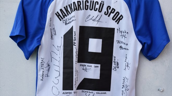 Süper lige yükseldikleri sezona ait formayı depremzede aile için satışa çıkardılar