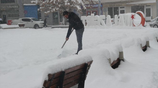 Hakkari ve Muş'ta kar yağışı etkili oldu