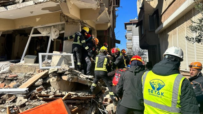 Hatay'da 40 yaşındaki kadın depremden 80 saat sonra kurtarıldı