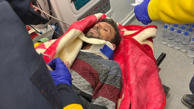 Hatay'da biri çocuk 2 yabancı uyruklu 67 saat sonra enkazdan kurtarıldı