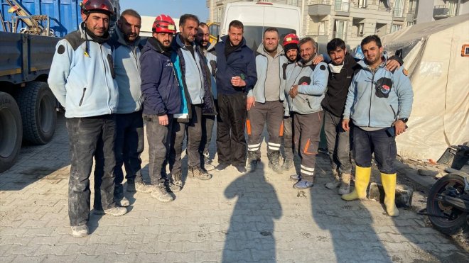 Hatay'da 81 kişiyi enkaz altından kurtaran Erzurum ekibi alkışlarla karşılandı