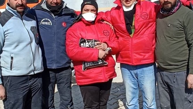 Hatay'da enkazda bulunan 411 bin lira sahibine teslim edildi