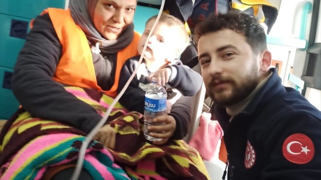 Hakkari'den Hatay'a giden ekipler enkaz altında kalan biri bebek 3 kişiyi kurtardı