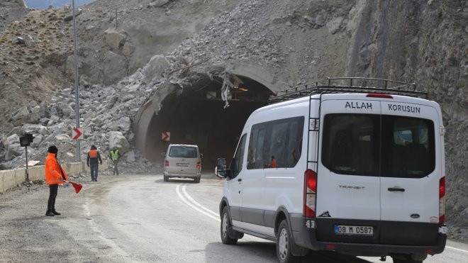 Heyelan nedeniyle kapanan Artvin-Erzurum kara yolu ulaşıma açıldı