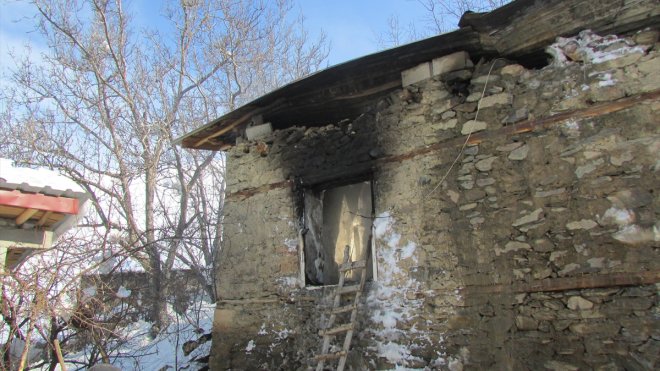 Hizan'da iki katlı evde çıkan yangın hasara neden oldu