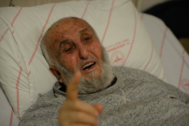 Hüseyin dede enkaz altında yaşadıklarını anlattı