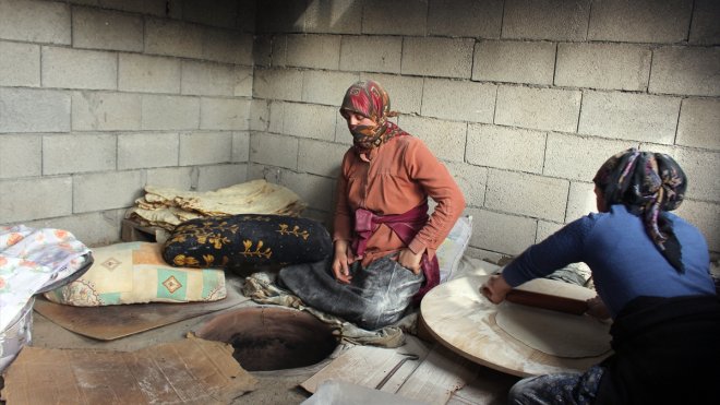 Iğdır'ın köylerindeki kadınlar tandırları depremzedeler için yaktı