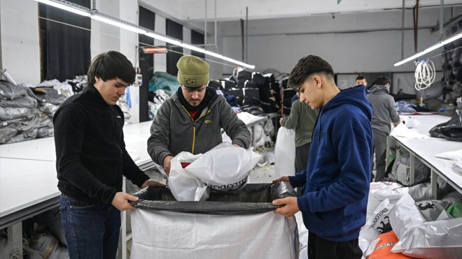 Alman spor giyim markası, Türkiye'deki üretimini depremzedeler için battaniyeye dönüştürdü