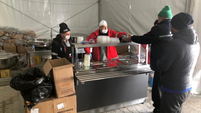 İstanbul'daki belediyelerin deprem bölgesine yardımları sürüyor