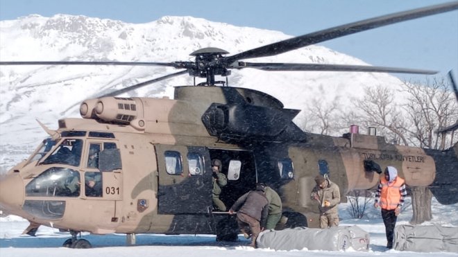 Jandarma ekipleri, Malatya'da depremzedeler için çadır kurdu