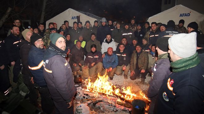 Muş Valisi Gündüzöz, Kahramanmaraş'ta arama kurtarma ekiplerini ziyaret etti