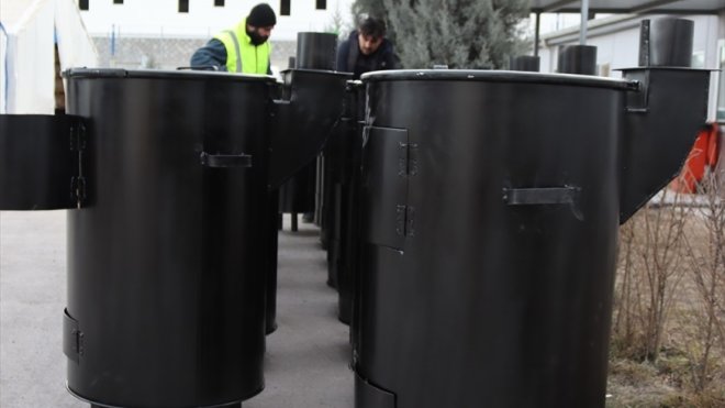 Kalyon PV çalışanları deprem bölgesindekiler için 100 varili odun sobasına dönüştürdü