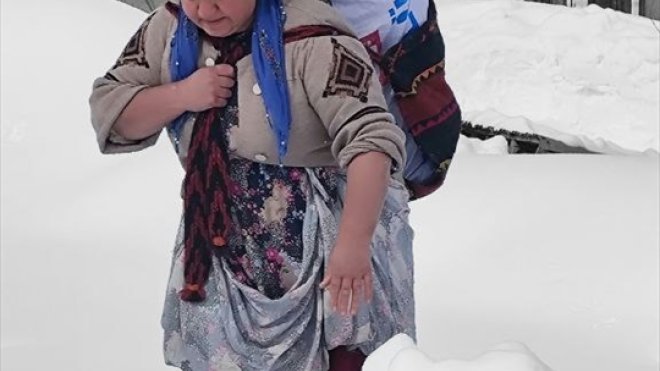 Karla kaplı köyde depremzedeler için pişirilen ekmekleri sırtlarında metrelerce taşıdılar