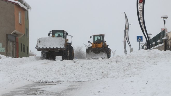 Karlıova'da ekipler, kar nedeniyle kapanan yolların açılması için seferber oldu