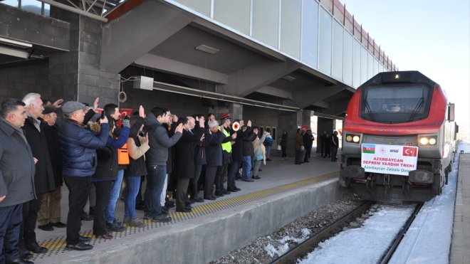 Azerbaycan'dan depremzedelere yardım malzemelerini taşıyan tren Kars'a geldi