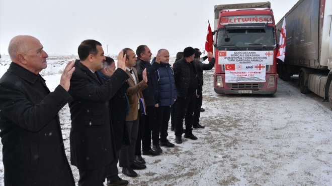 Gürcistan'dan Kars'a gelen 3 yardım tırı deprem bölgesine gönderildi