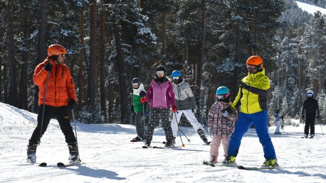 Kar kalınlığı 48 santimetreye ulaşan Cıbıltepe kayakseverlerin akınına uğradı