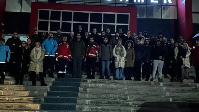 Kars'tan gönüllü 39 sağlık personeli deprem bölgesine gönderildi