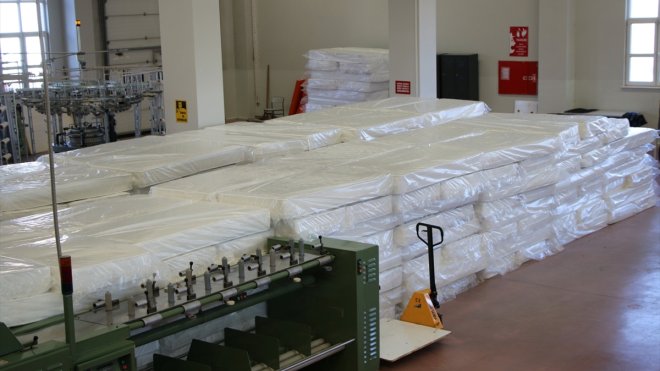 Kayseri'de bir lisede depremzedeler için 260 yatak üretildi