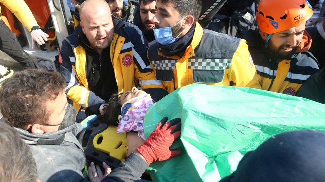 Malatya'da 105 saat sonra bir kadın kurtarıldı