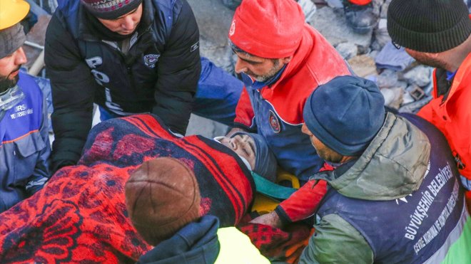 Malatya'da kedileriyle kurtarılan 2 kardeşin halası da enkazdan kurtarıldı