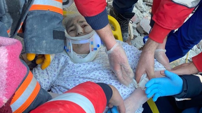 Malatya'da 84 yaşındaki kadın, 61 saat sonra enkazdan yaralı kurtarıldı