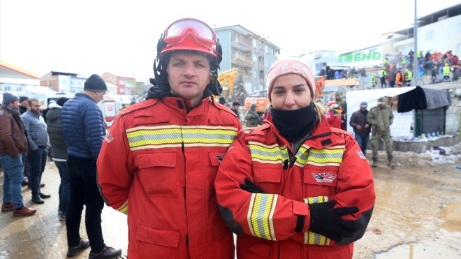 Arnavutluk arama kurtarma ekibi depremin oluşturduğu hasara şaşırdı