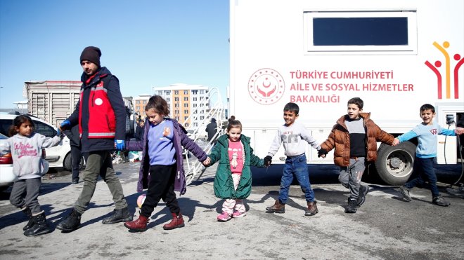 "Asrın felaketi"ni yaşayan çocuklar oyunlarla depremin acısını unutmaya çalışıyor