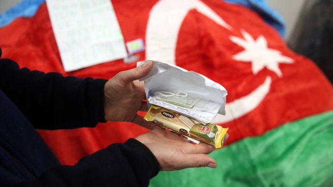 Azerbaycan'dan depremzedelere gönderilen yardımlardan çıkan notlar duygulandırıyor
