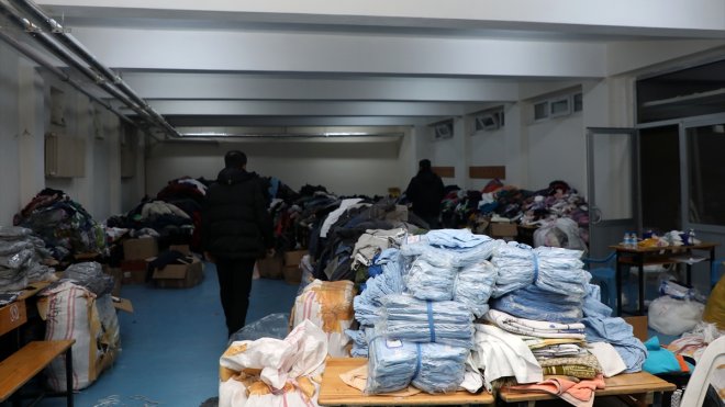 Bağışladığı okul arsasında kurulan çadır kente depremzede olarak sığındı