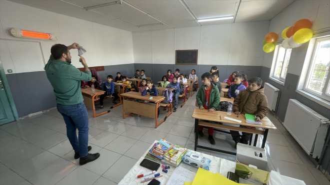 Malatya'da çocuklar depremin izlerini konteyner kentteki okul sıralarında siliyor