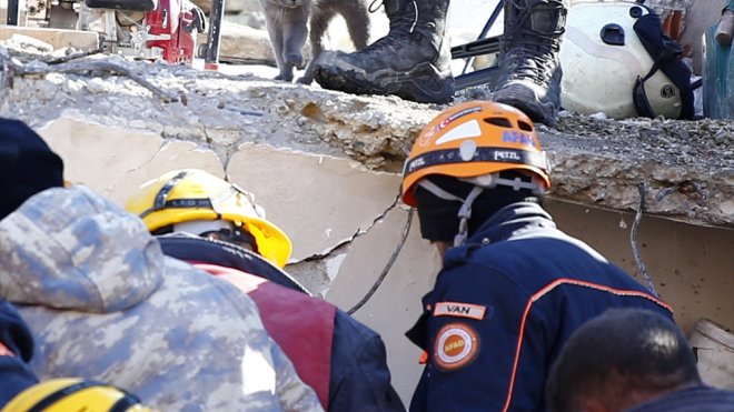 Malatya'da 2 kardeş kedileriyle birlikte enkazdan 82 saat sonra kurtarıldı