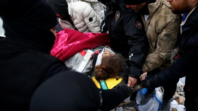 Malatya'da bir kadın enkaz altından 55 saat sonra çıkarıldı
