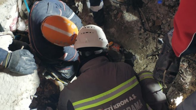 Malatya'da depremde yıkılan binanın enkazından 96 saat sonra bir kadın kurtarıldı
